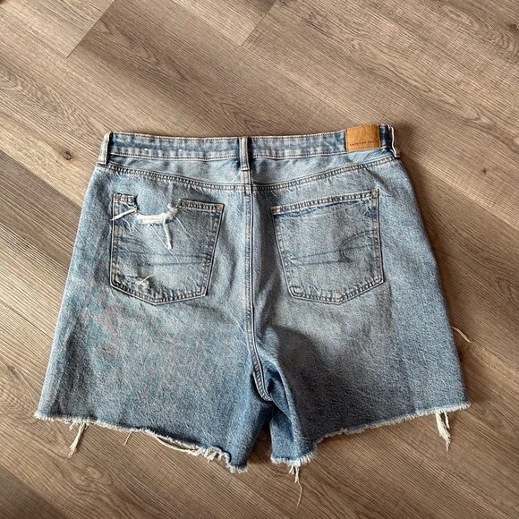 American Eagle women’s light blue distressed “baggy mom short” size 14 - Picture 7 of 9